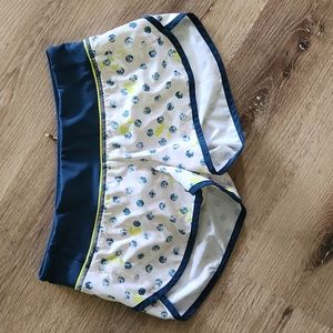Womens Lululemon Shorts - 4" inseam Blue, yellow and nude with polka dots size 4